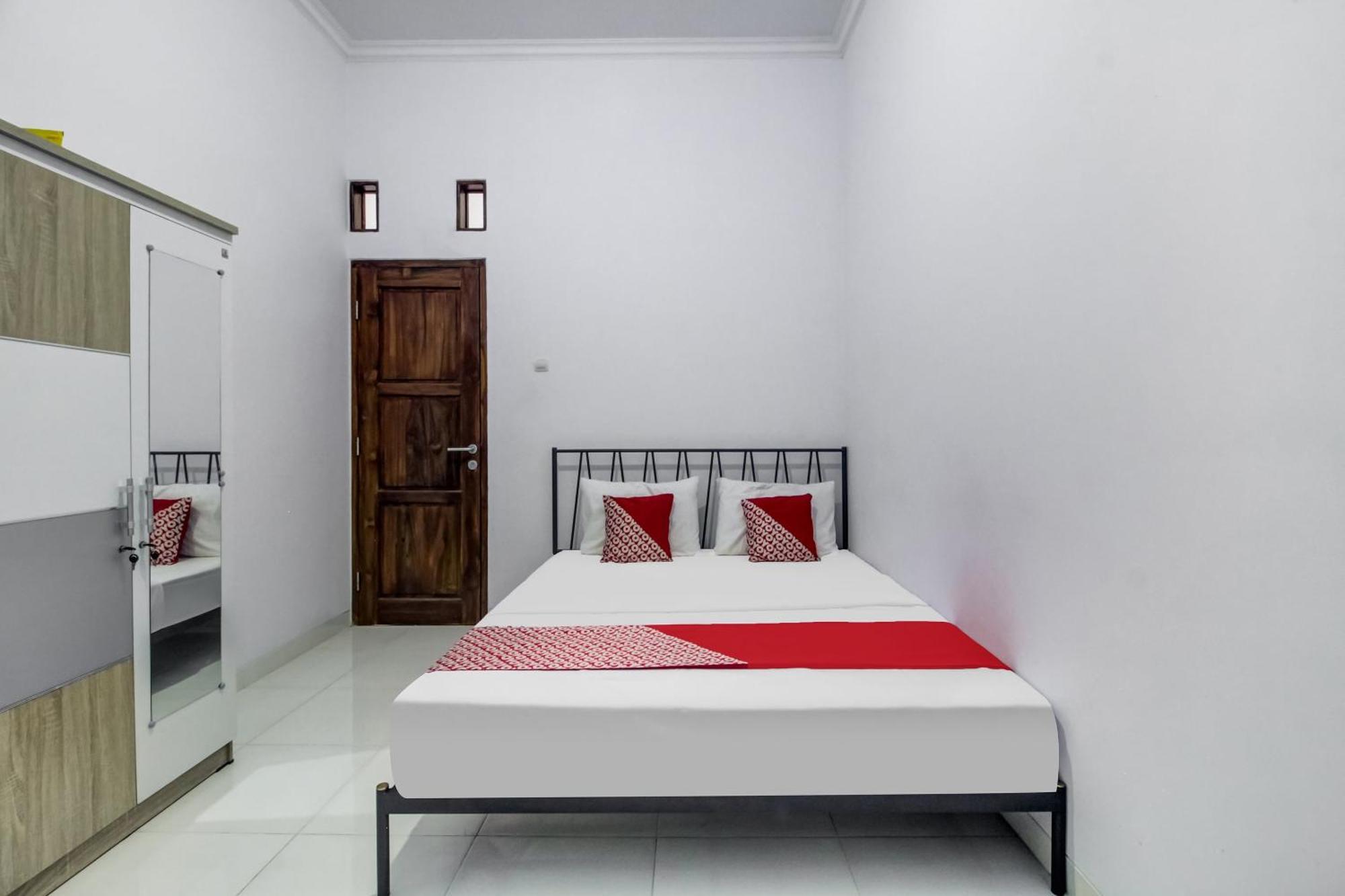Oyo 91243 Bina Syariah Guest House Cirebon Exterior foto