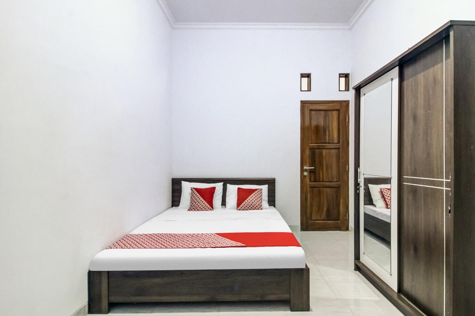 Oyo 91243 Bina Syariah Guest House Cirebon Exterior foto
