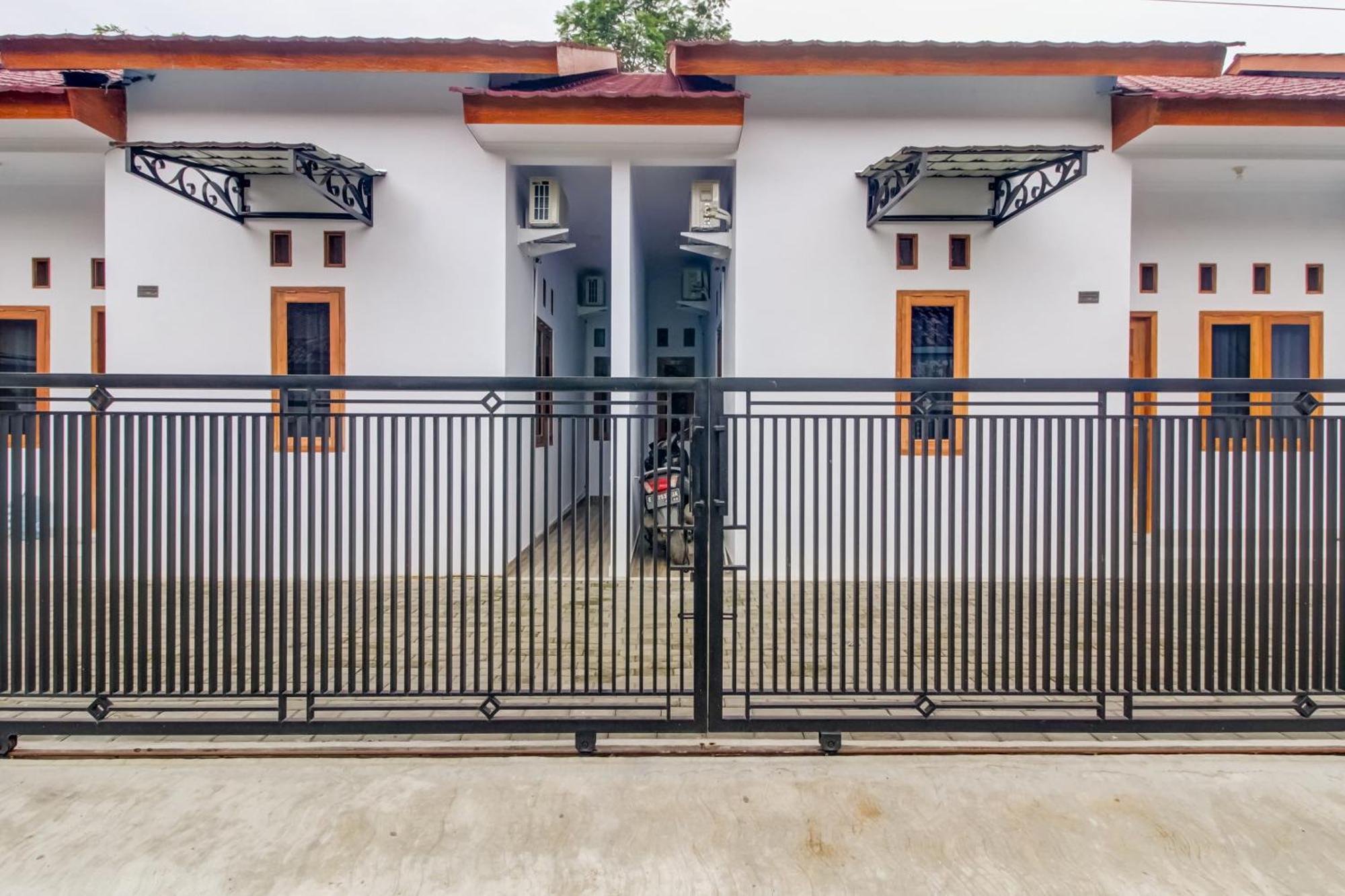 Oyo 91243 Bina Syariah Guest House Cirebon Exterior foto